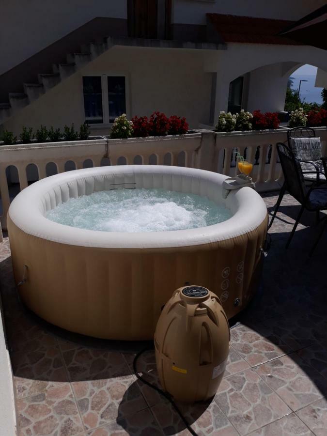 Apartment Lucky With Jacuzzi Trogir Exteriér fotografie